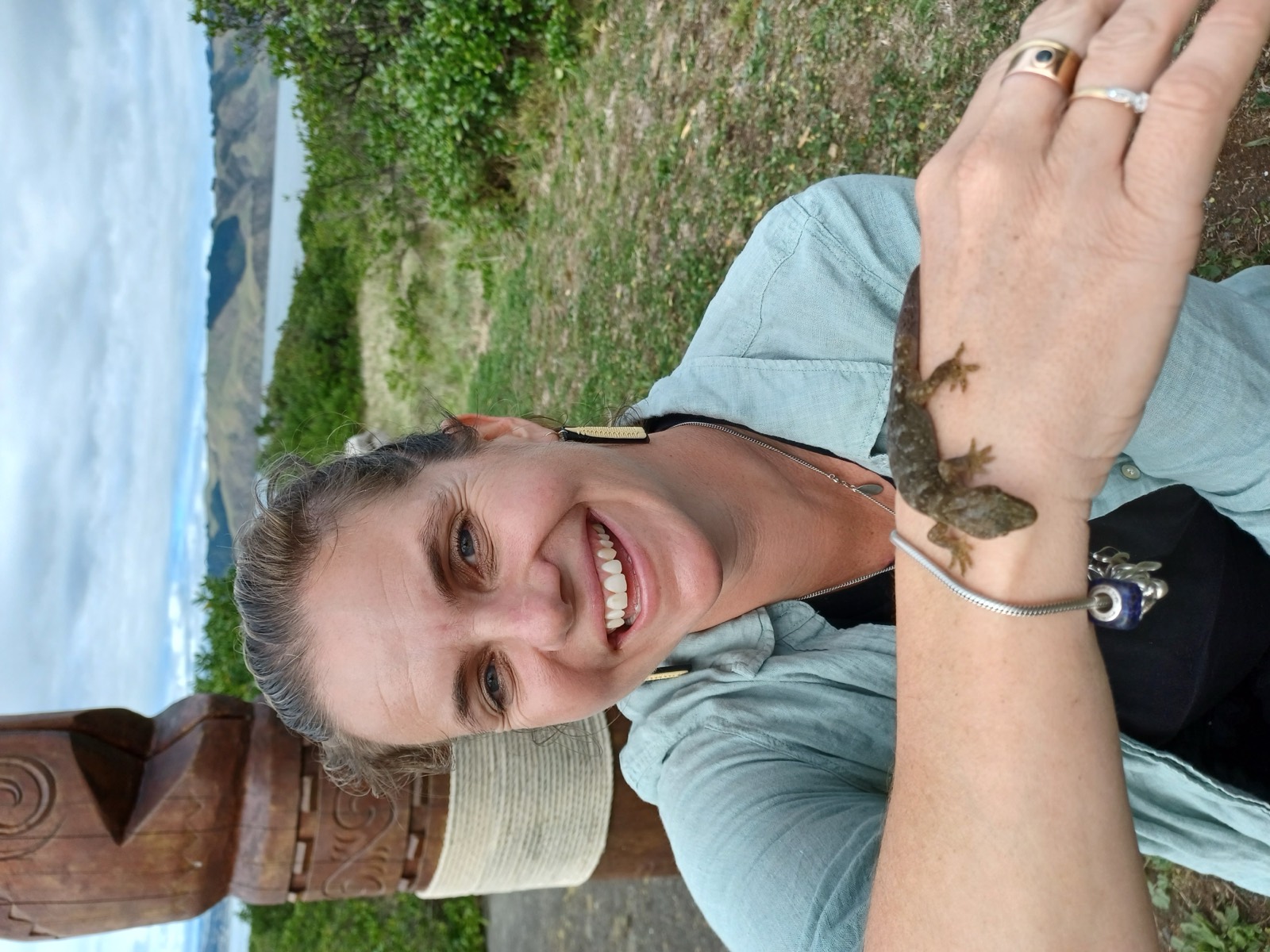 Nicola Toki holding a raukawa gecko
